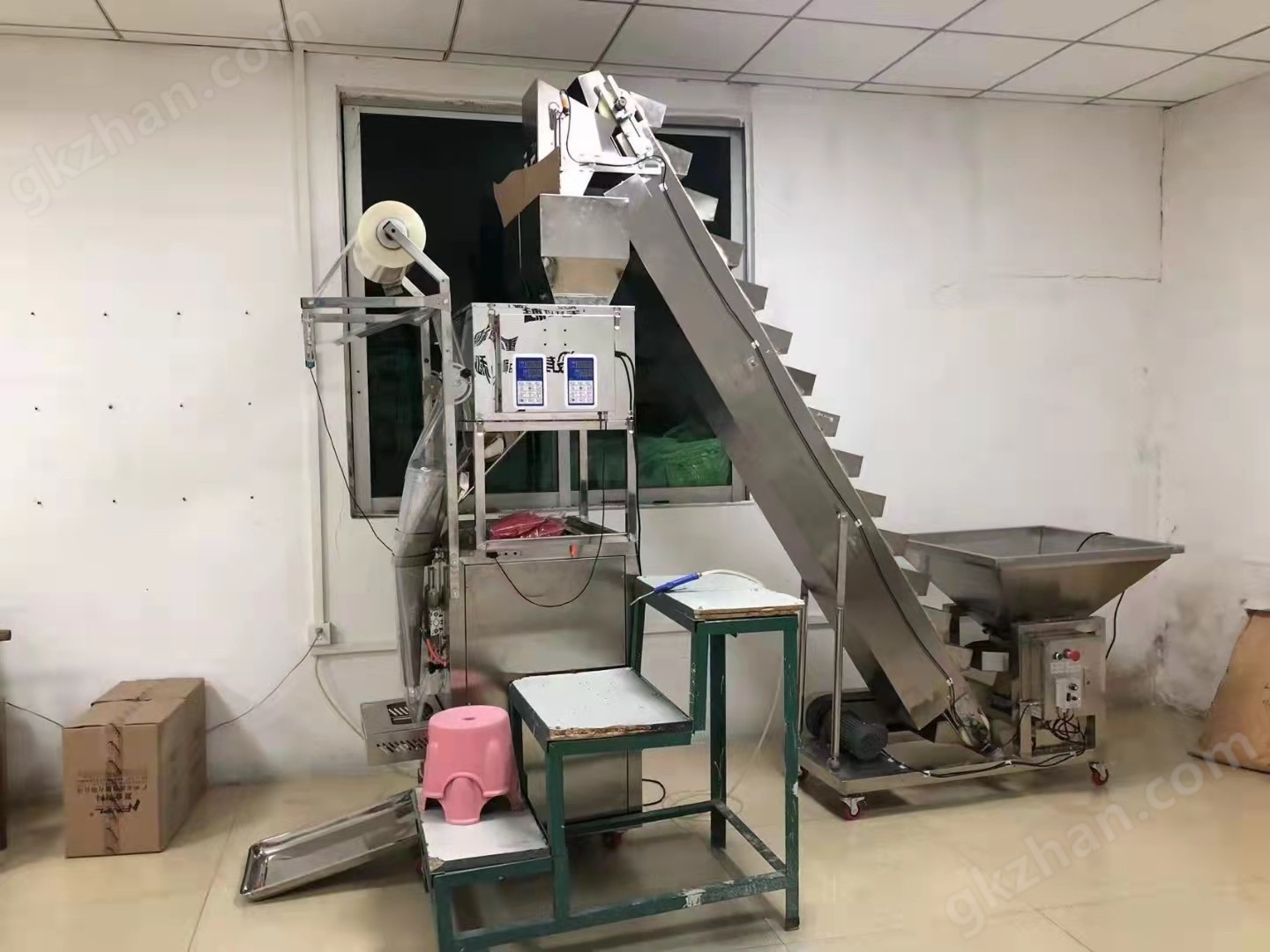 637744864242355635611.jpg 不銹鋼材質小型顆粒包裝機巧克力糖果專用